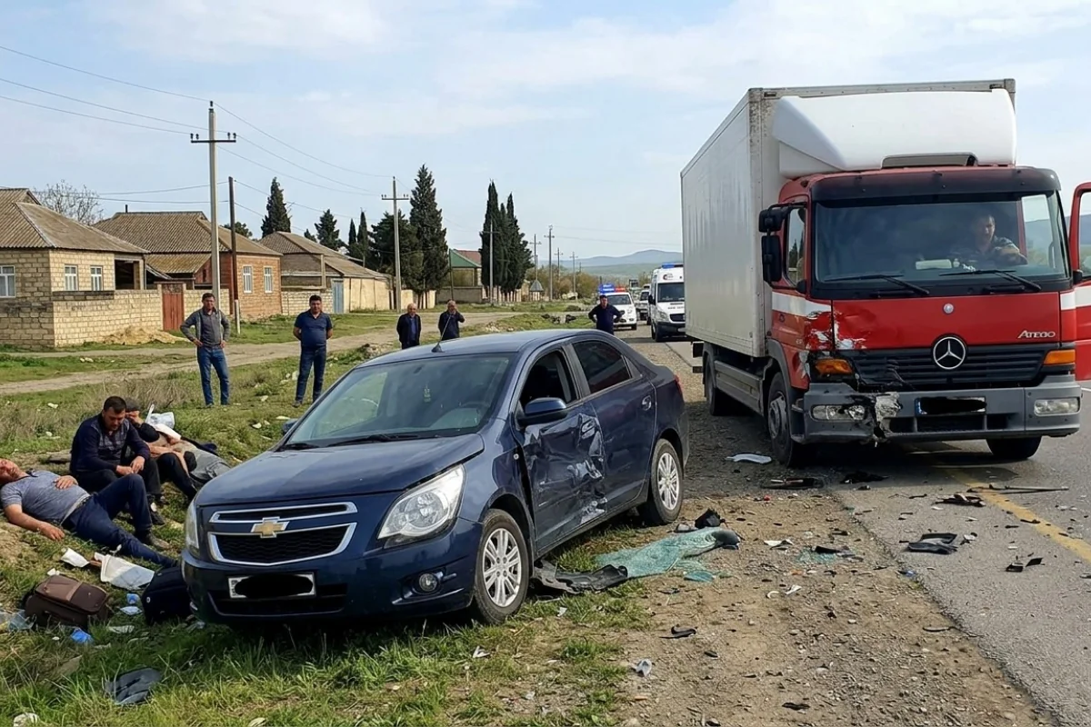 Azərbaycanda DƏHŞƏTLİ QƏZA: Yük maşınının vurduğu avtomobil piyadalara çırpıldı – Ölənlər var