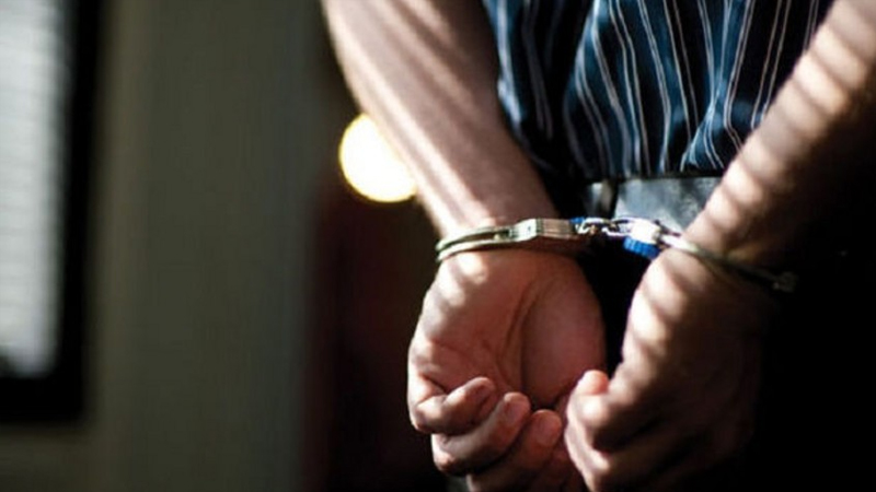 Siqaret çəkənlərdən pul tələb edən saxta “polis” həbs edildi