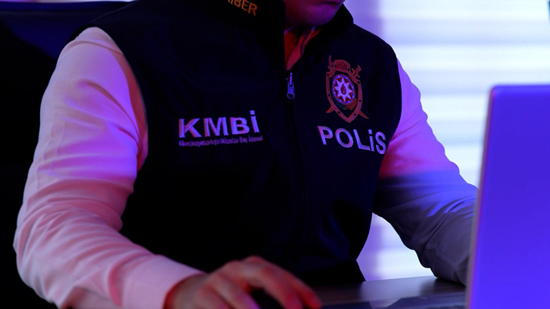 Dövlət qulluqçularının adından kiberdələduzluq: 8 nəfər tutuldu