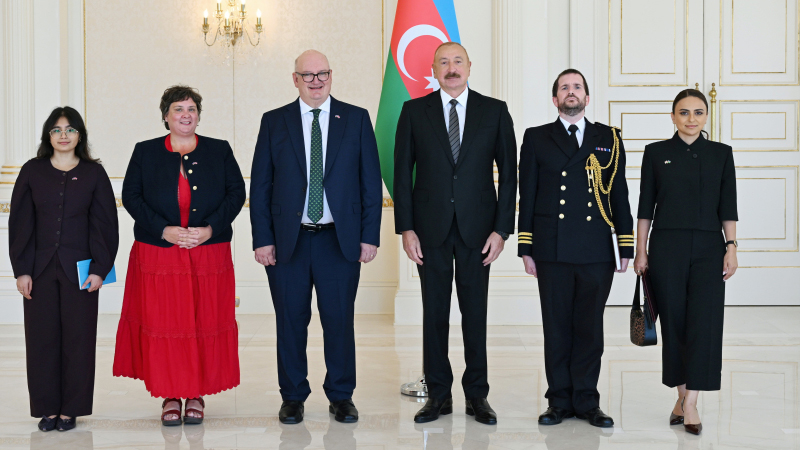 İlham Əliyev Britaniyanın yeni səfirinin etimadnaməsini qəbul etdi (FOTO)