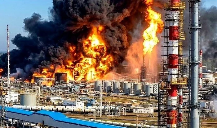 Qazaxıstanın nəhəng neft emalı zavodu yanır – Video